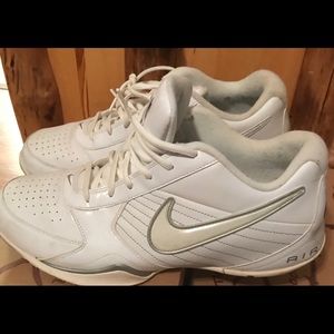 Men’s Nike tennis shoe
